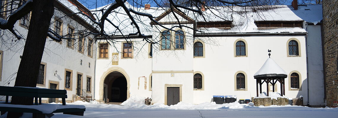 Bild des Burghofes im Winter mit Nord- und Westflügel.