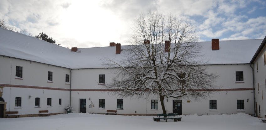 Außenansicht der Burg Ummendorf bei Winter